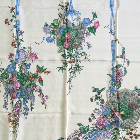 HOST PICK Vintage Paolo Gucci Silk Scarf - Picture 2 of 6